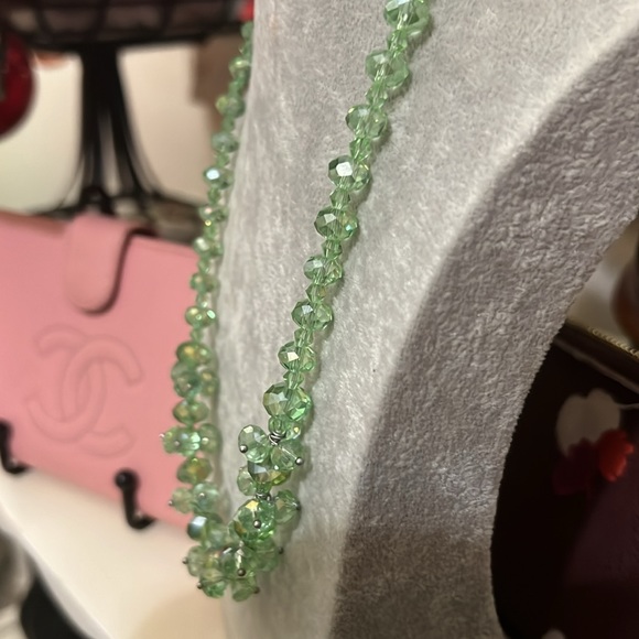 Beautiful sparkly green acrylic necklace. - Picture 3 of 5